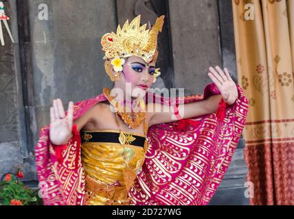 è stato preso 4 luglio 2018 nella danza culturale di bali programma e 'stato aperto pubblicamente eseguire danza culturale a locale e turisti Foto Stock