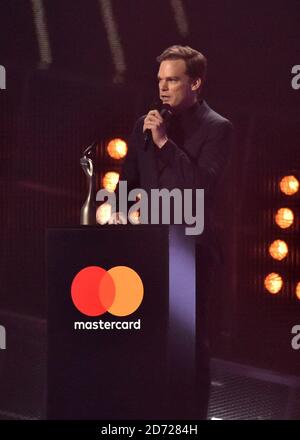 Michael C. Hall ha ricevuto il premio Best British Male Award per conto del defunto David Bowie in scena al BRIT Awards 2017, tenutosi presso la O2 Arena di Londra. Foto data martedì 22 febbraio 2017. Il credito immagine dovrebbe essere Matt Crossick/ EMPICS Entertainment. Solo per uso editoriale - Nessun materiale promozionale. Foto Stock