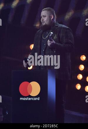 Rag'n'Bone Man con il premio come miglior artista britannico di innovazione in scena al BRIT Awards 2017, tenuto alla O2 Arena, a Londra. Foto data martedì 22 febbraio 2017. Il credito immagine dovrebbe essere Matt Crossick/ EMPICS Entertainment. Solo per uso editoriale - Nessun materiale promozionale. Foto Stock