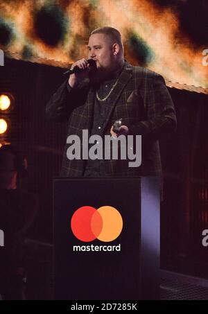 Rag'n'Bone Man con il premio come miglior artista britannico di innovazione in scena al BRIT Awards 2017, tenuto alla O2 Arena, a Londra. Foto data martedì 22 febbraio 2017. Il credito immagine dovrebbe essere Matt Crossick/ EMPICS Entertainment. Solo per uso editoriale - Nessun materiale promozionale. Foto Stock