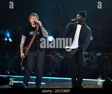 Ed Sheeran con Stormzy in scena al BRIT Awards 2017, tenuto presso la O2 Arena, a Londra. Foto data martedì 22 febbraio 2017. Il credito immagine dovrebbe essere Matt Crossick/ EMPICS Entertainment. Solo per uso editoriale - Nessun materiale promozionale. Foto Stock