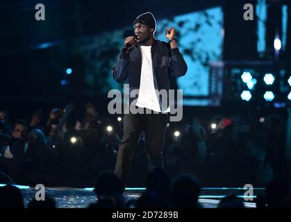 Ed Sheeran con Stormzy in scena al BRIT Awards 2017, tenuto presso la O2 Arena, a Londra. Foto data martedì 22 febbraio 2017. Il credito immagine dovrebbe essere Matt Crossick/ EMPICS Entertainment. Solo per uso editoriale - Nessun materiale promozionale. Foto Stock