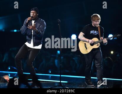 Ed Sheeran con Stormzy in scena al BRIT Awards 2017, tenuto presso la O2 Arena, a Londra. Foto data martedì 22 febbraio 2017. Il credito immagine dovrebbe essere Matt Crossick/ EMPICS Entertainment. Solo per uso editoriale - Nessun materiale promozionale. Foto Stock