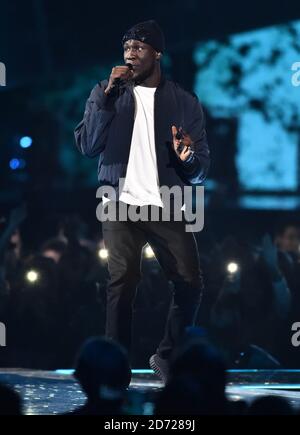 Ed Sheeran con Stormzy in scena al BRIT Awards 2017, tenuto presso la O2 Arena, a Londra. Foto data martedì 22 febbraio 2017. Il credito immagine dovrebbe essere Matt Crossick/ EMPICS Entertainment. Solo per uso editoriale - Nessun materiale promozionale. Foto Stock