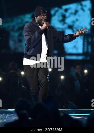 Ed Sheeran con Stormzy in scena al BRIT Awards 2017, tenuto presso la O2 Arena, a Londra. Foto data martedì 22 febbraio 2017. Il credito immagine dovrebbe essere Matt Crossick/ EMPICS Entertainment. Solo per uso editoriale - Nessun materiale promozionale. Foto Stock