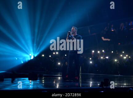 Chris Martin in scena al BRIT Awards 2017, tenuto presso la O2 Arena, a Londra. Foto data martedì 22 febbraio 2017. Il credito immagine dovrebbe essere Matt Crossick/ EMPICS Entertainment. Solo per uso editoriale - Nessun materiale promozionale. Foto Stock