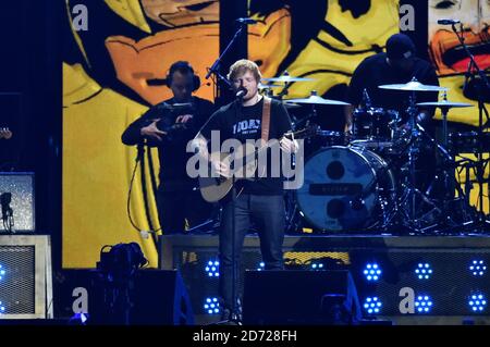 Ed Sheeran con Stormzy in scena al BRIT Awards 2017, tenuto presso la O2 Arena, a Londra. Foto data martedì 22 febbraio 2017. Il credito immagine dovrebbe essere Matt Crossick/ EMPICS Entertainment. Solo per uso editoriale - Nessun materiale promozionale. Foto Stock