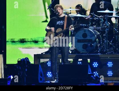 Ed Sheeran con Stormzy in scena al BRIT Awards 2017, tenuto presso la O2 Arena, a Londra. Foto data martedì 22 febbraio 2017. Il credito immagine dovrebbe essere Matt Crossick/ EMPICS Entertainment. Solo per uso editoriale - Nessun materiale promozionale. Foto Stock