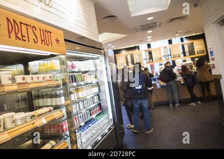 Vista generale di una filiale di Pret A Manger in Trafalgar Square nel centro di Londra. La società ha suggerito che avrà difficoltà a inginfare i suoi negozi dopo la Brexit, dal momento che oltre il 65% del suo personale proviene dall’Unione europea. Data immagine: Giovedì 9 marzo 2017. Il credito fotografico dovrebbe essere: Matt Crossick/ EMPICS Entertainment. Foto Stock