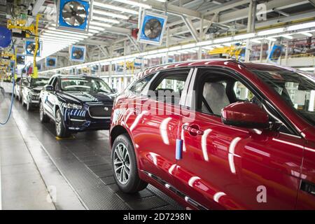 Le vetture finite vengono ispezionate presso lo stabilimento di produzione avanzata di Jaguar Land Rover a Solihull, Birmingham. Data immagine: Mercoledì 15 marzo 2017. Il credito fotografico dovrebbe essere: Matt Crossick/ EMPICS. Lo stabilimento di assemblaggio finale ha una dimensione di 12 campi da calcio e vede l'assemblaggio finale delle vetture Range Rover Sport, Range Rover Velar e Jaguar F-pace. Jaguar Land Rover esporta il 80% delle vetture prodotte nel Regno Unito, in oltre 136 mercati in tutto il mondo. Foto Stock