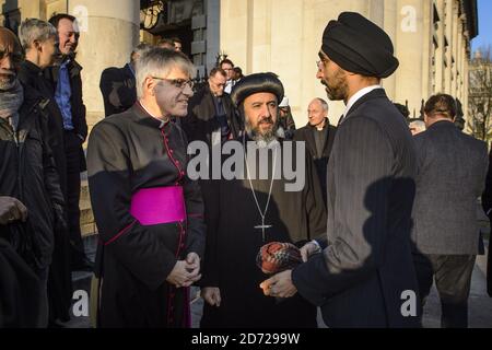 (l-r) Luke Miller, Arcidiacono di Londra, Vescovo Angelos della Chiesa copta, E Jasper Singh di City Sikh parla come leader di oltre 20 diversi gruppi di fede a Londra si riuniscono sui gradini di St Martin nella Fields Church, davanti a una veglia a lume di candela in Trafalgar Square, Londra, per ricordare coloro che hanno perso la vita nell'attacco terroristico di Westminster. Data immagine: Giovedì 23 marzo, 2017. Il credito fotografico dovrebbe essere: Matt Crossick/ EMPICS Entertainment. Foto Stock