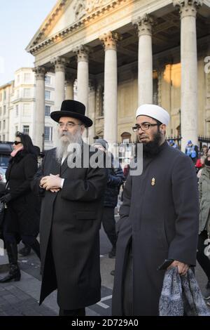 I leader di oltre 20 diversi gruppi religiosi di Londra si riuniscono sui gradini di St Martin nella Fields Church, davanti a una veglia a lume di candela in Trafalgar Square, Londra, per ricordare coloro che hanno perso la vita nell'attacco terroristico di Westminster. Data immagine: Giovedì 23 marzo, 2017. Il credito fotografico dovrebbe essere: Matt Crossick/ EMPICS Entertainment. Foto Stock