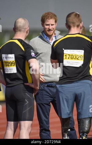 Il principe Harry visita l'Università di Bath Sports Training Village, per conto della Invictus Games Foundation, a Bath. Come parte della visita, osserverà le prove del team britannico per l'Invictus Games Toronto 2017. Data immagine: Venerdì 7 aprile 2017. Il credito fotografico dovrebbe essere: Matt Crossick/ EMPICS Entertainment. Foto Stock