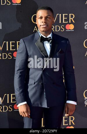 John Boyega partecipa al premio Olivier 2017, tenuto presso la Royal Albert Hall di Londra. Data immagine: Domenica 9 aprile 2017. Il credito fotografico dovrebbe essere: Matt Crossick/ EMPICS Entertainment Foto Stock