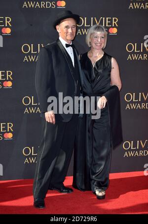 Mark Rylance e Claire Van Kampen partecipano ai premi Olivier 2017, tenuti alla Royal Albert Hall di Londra. Data immagine: Domenica 9 aprile 2017. Il credito fotografico dovrebbe essere: Matt Crossick/ EMPICS Entertainment Foto Stock