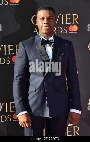 John Boyega partecipa al premio Olivier 2017, tenuto presso la Royal Albert Hall di Londra. Data immagine: Domenica 9 aprile 2017. Il credito fotografico dovrebbe essere: Matt Crossick/ EMPICS Entertainment Foto Stock