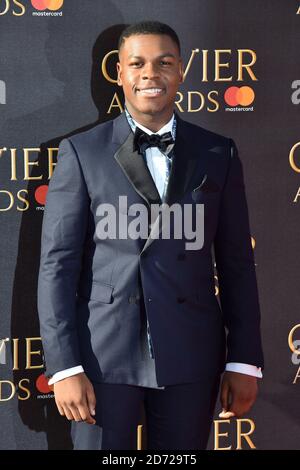 John Boyega partecipa al premio Olivier 2017, tenuto presso la Royal Albert Hall di Londra. Data immagine: Domenica 9 aprile 2017. Il credito fotografico dovrebbe essere: Matt Crossick/ EMPICS Entertainment Foto Stock