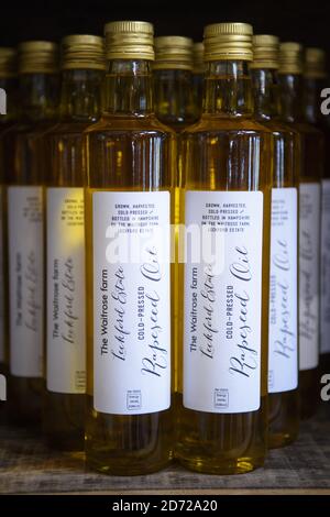 Bottiglie di olio di colza in vendita nella Waitrose Leckford Estate in Hampshire. Oltre 500 tonnellate di olio di colza di Leckford vengono prodotte ogni anno nell'azienda, ed è interamente coltivato, pressato e imbottigliato in loco. Data immagine: Giovedì 6 aprile 2017. Il credito fotografico dovrebbe essere: Matt Crossick/Empics Entertainment. La Leckford Estate è una fattoria attiva di 4000 acri, di proprietà e gestita da Waitrose, e produce per i loro negozi nel Regno Unito e per l'esportazione in 56 paesi. Foto Stock