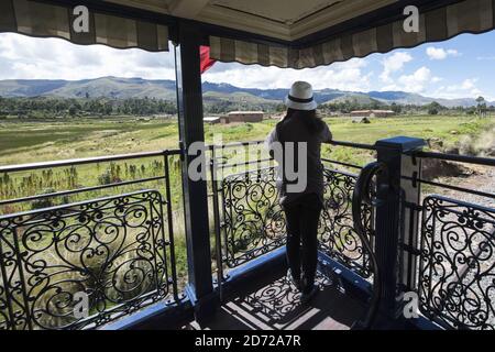 Il primo treno a traversino di lusso del Sud America, l'esploratore andino di Belmond, passa attraverso la Raya, Perù, durante il suo viaggio tra Arequipa, il Lago Titicaca e Cusco. Il treno attraversa alcuni dei paesaggi più mozzafiato del Perù e dispone di 24 cabine, cucina peruviana dello chef Diego Munoz e un'auto di osservazione all'aperto. Data foto: Martedì 1 maggio 2017. Il credito fotografico dovrebbe essere: Matt Crossick/Empics Foto Stock