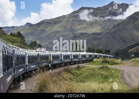 Il primo treno a traversino di lusso del Sud America, l'esploratore andino di Belmond, passa attraverso la Raya, Perù, durante il suo viaggio tra Arequipa, il Lago Titicaca e Cusco. Il treno attraversa alcuni dei paesaggi più mozzafiato del Perù e dispone di 24 cabine, cucina peruviana dello chef Diego Munoz e un'auto di osservazione all'aperto. Data foto: Martedì 1 maggio 2017. Il credito fotografico dovrebbe essere: Matt Crossick/Empics Foto Stock