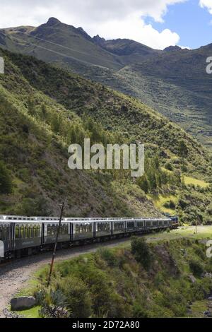 Il primo treno a traversino di lusso del Sud America, l'esploratore andino di Belmond, passa attraverso la Raya, Perù, durante il suo viaggio tra Arequipa, il Lago Titicaca e Cusco. Il treno attraversa alcuni dei paesaggi più mozzafiato del Perù e dispone di 24 cabine, cucina peruviana dello chef Diego Munoz e un'auto di osservazione all'aperto. Data foto: Martedì 1 maggio 2017. Il credito fotografico dovrebbe essere: Matt Crossick/Empics Foto Stock