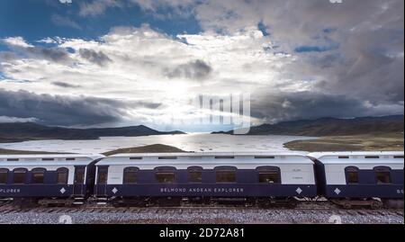 Il primo treno a traversino di lusso del Sud America, l'esploratore andino di Belmond, passa attraverso la Raya, Perù, durante il suo viaggio tra Arequipa, il Lago Titicaca e Cusco. Il treno attraversa alcuni dei paesaggi più mozzafiato del Perù e dispone di 24 cabine, cucina peruviana dello chef Diego Munoz e un'auto di osservazione all'aperto. Data foto: Martedì 1 maggio 2017. Il credito fotografico dovrebbe essere: Matt Crossick/Empics Foto Stock