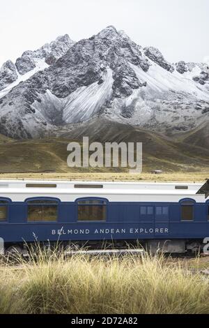 Il primo treno a traversino di lusso del Sud America, l'esploratore andino di Belmond, passa attraverso la Raya, Perù, durante il suo viaggio tra Arequipa, il Lago Titicaca e Cusco. Il treno attraversa alcuni dei paesaggi più mozzafiato del Perù e dispone di 24 cabine, cucina peruviana dello chef Diego Munoz e un'auto di osservazione all'aperto. Data foto: Martedì 1 maggio 2017. Il credito fotografico dovrebbe essere: Matt Crossick/Empics Foto Stock