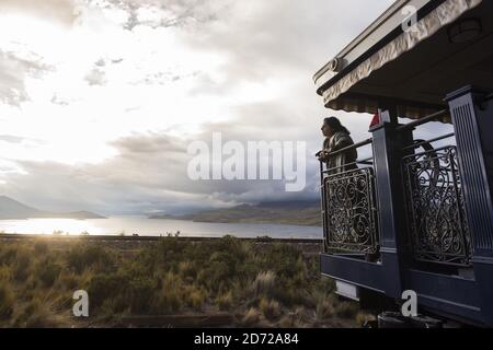 Il primo treno a traversino di lusso del Sud America, l'esploratore andino di Belmond, passa attraverso la Raya, Perù, durante il suo viaggio tra Arequipa, il Lago Titicaca e Cusco. Il treno attraversa alcuni dei paesaggi più mozzafiato del Perù e dispone di 24 cabine, cucina peruviana dello chef Diego Munoz e un'auto di osservazione all'aperto. Data foto: Martedì 1 maggio 2017. Il credito fotografico dovrebbe essere: Matt Crossick/Empics Foto Stock