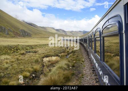 Il primo treno a traversino di lusso del Sud America, l'esploratore andino di Belmond, passa attraverso la Raya, Perù, durante il suo viaggio tra Arequipa, il Lago Titicaca e Cusco. Il treno attraversa alcuni dei paesaggi più mozzafiato del Perù e dispone di 24 cabine, cucina peruviana dello chef Diego Munoz e un'auto di osservazione all'aperto. Data foto: Martedì 1 maggio 2017. Il credito fotografico dovrebbe essere: Matt Crossick/Empics Foto Stock