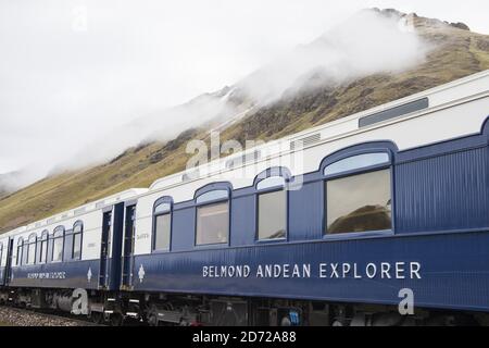 Il primo treno a traversino di lusso del Sud America, l'esploratore andino di Belmond, passa attraverso la Raya, Perù, durante il suo viaggio tra Arequipa, il Lago Titicaca e Cusco. Il treno attraversa alcuni dei paesaggi più mozzafiato del Perù e dispone di 24 cabine, cucina peruviana dello chef Diego Munoz e un'auto di osservazione all'aperto. Data foto: Martedì 1 maggio 2017. Il credito fotografico dovrebbe essere: Matt Crossick/Empics Foto Stock