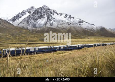 Il primo treno a traversino di lusso del Sud America, l'esploratore andino di Belmond, passa attraverso la Raya, Perù, durante il suo viaggio tra Arequipa, il Lago Titicaca e Cusco. Il treno attraversa alcuni dei paesaggi più mozzafiato del Perù e dispone di 24 cabine, cucina peruviana dello chef Diego Munoz e un'auto di osservazione all'aperto. Data foto: Martedì 1 maggio 2017. Il credito fotografico dovrebbe essere: Matt Crossick/Empics Foto Stock