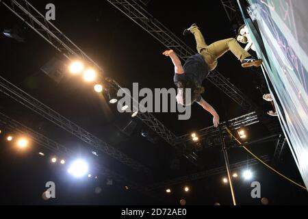 Gli artisti di Flip Fabrique eseguiranno scene di Attraape Moi, (Catch Me), presso l'Udderbelly nel centro di Londra. Lo spettacolo si svolge dal 17 maggio al 9 luglio 2017. Data immagine: Lunedì 15 maggio 2017. Il credito fotografico dovrebbe essere: Matt Crossick/ EMPICS Entertainment. Foto Stock