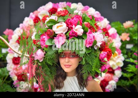 Un modello indossa un indirizzo floreale di Peony personalizzato sullo stand Primrose Hall, al RHS Chelsea Flower Show presso il Royal Hospital Chelsea, Londra. Data immagine: Lunedì 22 maggio 2017. L'immagine di credito dovrebbe essere: Matt Crossick/Empics Foto Stock