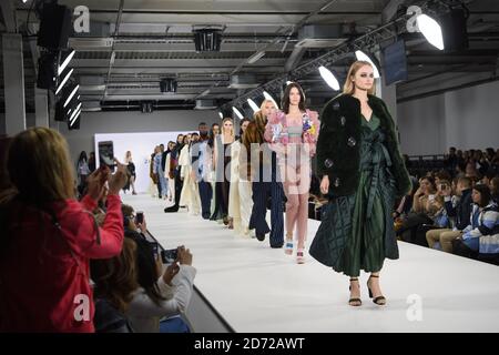 Modelli sulla passerella durante la sfilata di moda della Birmingham City University, che si tiene durante la Graduate Fashion Week presso la Old Truman Brewery nella zona est di Londra. Data immagine: Martedì 6 giugno 2017. Il credito fotografico dovrebbe essere: Matt Crossick/ EMPICS Entertainment. Foto Stock