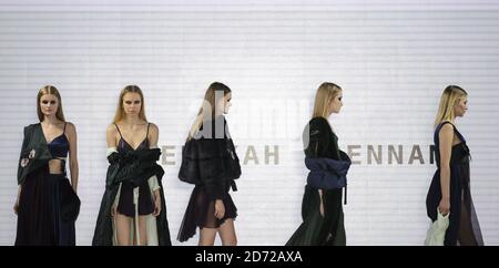 Modelli sulla passerella durante la sfilata di moda della Birmingham City University, che si tiene durante la Graduate Fashion Week presso la Old Truman Brewery nella zona est di Londra. Data immagine: Martedì 6 giugno 2017. Il credito fotografico dovrebbe essere: Matt Crossick/ EMPICS Entertainment. Foto Stock