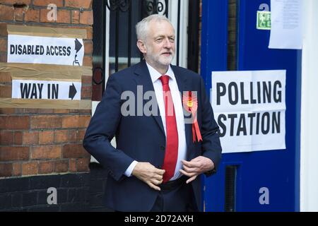 Il leader del lavoro Jeremy Corbyn ha espresso il suo voto alle elezioni generali presso un seggio nella scuola di Pakeman a Islington, a nord di Londra. Data immagine: Giovedì 8 giugno 2017. Il credito fotografico dovrebbe essere: Matt Crossick/ EMPICS Entertainment. Foto Stock