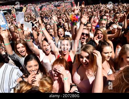 Tifosi del Summertime Ball di Capital FM con Vodafone che si tiene al Wembley Stadium di Londra. Il credito immagine dovrebbe essere Matt Crossick/ EMPICS Entertainment. Foto Stock