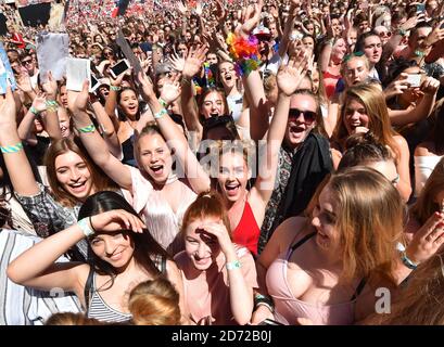 Tifosi del Summertime Ball di Capital FM con Vodafone che si tiene al Wembley Stadium di Londra. Il credito immagine dovrebbe essere Matt Crossick/ EMPICS Entertainment. Foto Stock