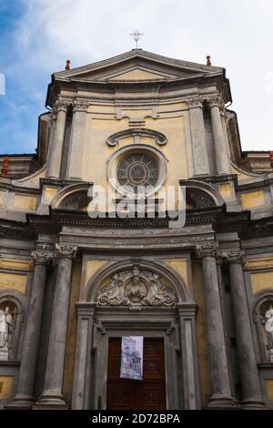 Cuneo, Piemonte, Italia 27 marzo 2010: Facciata della chiesa cattolica di Sant'Ambrogio a Cuneo. Foto Stock