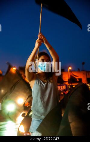 In un inutile tentativo di fermare le crescenti proteste contro l'illegalità di un primo ministro che si trova di fronte a 3 accuse di corruzione e corruzione e al suo governo e ministri gonfi e corrotti, il primo ministro israeliano Benjamin (Bibi) Netanyahu, ha imposto un blocco a livello nazionale [non necessario] che limita la mobilità a 1000 metri dalla residenza. Questo blocco ha avuto l'effetto opposto come centinaia di piccole dimostrazioni sono scoppiate in ogni giunzione principale e su ogni ponte e cavalcavia e praticamente ogni piazza della città. La polizia israeliana, come ordinato, sta facendo del suo meglio per prevenire questi de Foto Stock