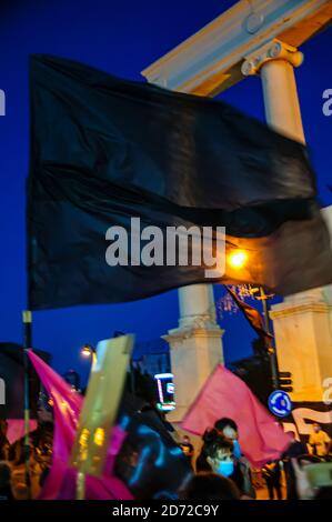 In un inutile tentativo di fermare le crescenti proteste contro l'illegalità di un primo ministro che si trova di fronte a 3 accuse di corruzione e corruzione e al suo governo e ministri gonfi e corrotti, il primo ministro israeliano Benjamin (Bibi) Netanyahu, ha imposto un blocco a livello nazionale [non necessario] che limita la mobilità a 1000 metri dalla residenza. Questo blocco ha avuto l'effetto opposto come centinaia di piccole dimostrazioni sono scoppiate in ogni giunzione principale e su ogni ponte e cavalcavia e praticamente ogni piazza della città. La polizia israeliana, come ordinato, sta facendo del suo meglio per prevenire questi de Foto Stock