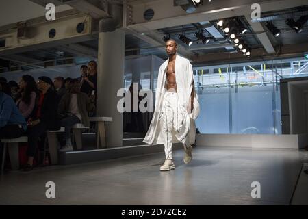 Un modello sulla passerella durante la D.GNAK London Fashion Week Men's SS18 show, tenutasi al BFC Show Space di Londra. Data immagine: Lunedì 12 giugno 2017. Il credito fotografico dovrebbe essere: Matt Crossick/ EMPICS Entertainment. Foto Stock