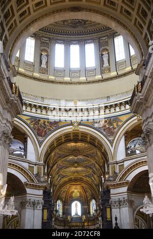 Vista generale dell'attraversamento della Cattedrale di St Paul a Londra, guardando verso est verso il coro. Data immagine: Venerdì 9 giugno 2017. Il credito fotografico dovrebbe essere: Matt Crossick/ EMPICS Entertainment. Foto Stock