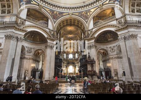 Vista generale dell'incrocio e della cupola della Cattedrale di St Paul a Londra, guardando verso est verso il coro. Data immagine: Venerdì 9 giugno 2017. Il credito fotografico dovrebbe essere: Matt Crossick/ EMPICS Entertainment. Foto Stock