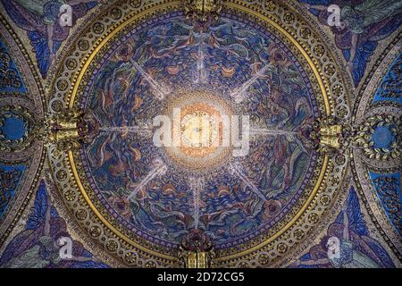 Vista generale della volta sopra il coro della Cattedrale di San Paolo a Londra, decorata con mosaici di Sir William Blake Richmond. Data immagine: Venerdì 9 giugno 2017. Il credito fotografico dovrebbe essere: Matt Crossick/ EMPICS Entertainment. Foto Stock