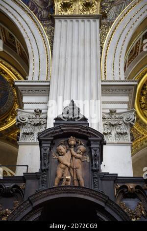 Vista generale del coro della Cattedrale di San Paolo a Londra. Gli arredi in legno sono stati progettati da Sir Christopher Wren e scolpiti da Grinling Gibbons. Data immagine: Venerdì 9 giugno 2017. Il credito fotografico dovrebbe essere: Matt Crossick/ EMPICS Entertainment. Foto Stock