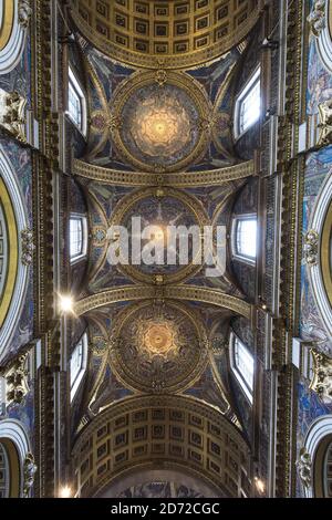 Vista generale della volta sopra il coro della Cattedrale di San Paolo a Londra, decorata con mosaici di Sir William Blake Richmond. Data immagine: Venerdì 9 giugno 2017. Il credito fotografico dovrebbe essere: Matt Crossick/ EMPICS Entertainment. Foto Stock