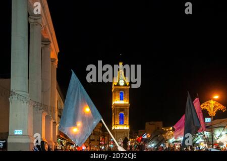 In un inutile tentativo di fermare le crescenti proteste contro l'illegalità di un primo ministro che si trova di fronte a 3 accuse di corruzione e corruzione e al suo governo e ministri gonfi e corrotti, il primo ministro israeliano Benjamin (Bibi) Netanyahu, ha imposto un blocco a livello nazionale [non necessario] che limita la mobilità a 1000 metri dalla residenza. Questo blocco ha avuto l'effetto opposto come centinaia di piccole dimostrazioni sono scoppiate in ogni giunzione principale e su ogni ponte e cavalcavia e praticamente ogni piazza della città. La polizia israeliana, come ordinato, sta facendo del suo meglio per prevenire questi de Foto Stock
