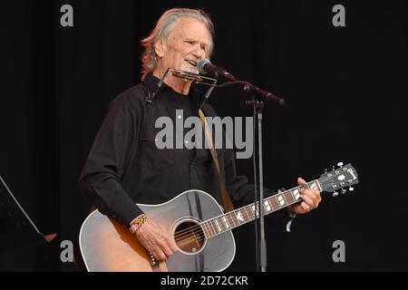 Kris Kristofferson si esibisce durante il festival di Glastonbury presso la Worthy Farm di Pilton, Somerset. Data immagine: Venerdì 23 giugno 2017. Il credito fotografico dovrebbe essere: Matt Crossick/ EMPICS Entertainment. Foto Stock