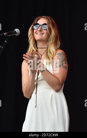 Margo Price si esibisce con Kris Kristofferson durante il festival di Glastonbury presso la Worthy Farm di Pilton, Somerset. Data immagine: Venerdì 23 giugno 2017. Il credito fotografico dovrebbe essere: Matt Crossick/ EMPICS Entertainment. Foto Stock